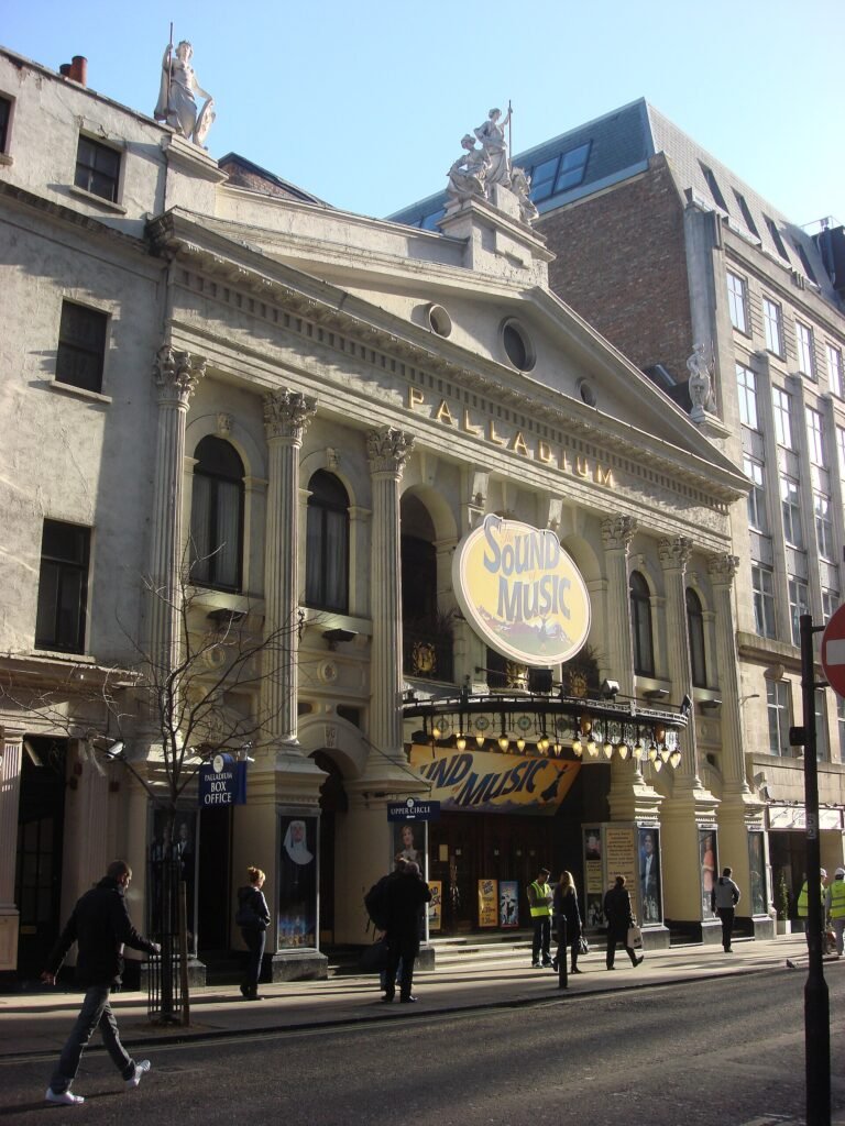 Façade du London Palladium, théâtre de Londres où a été remis le Ballon d’Or 2026