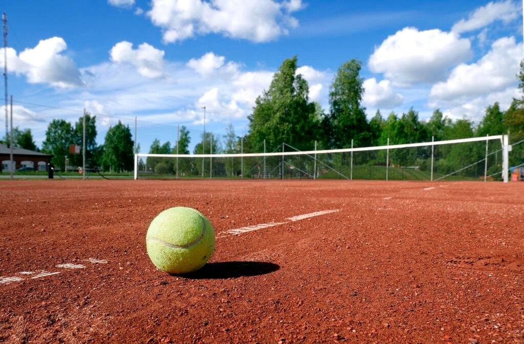 Une balle de tennis posée sur un court