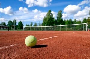 Une balle de tennis posée sur un court