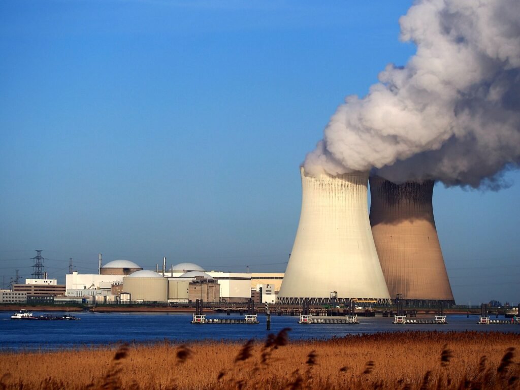 La centrale nucléaire de Doel et sa tour de refroidissement, au bord de l’Escaut