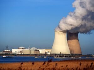 La centrale nucléaire de Doel et sa tour de refroidissement, au bord de l’Escaut