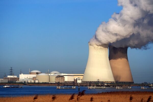 La centrale nucléaire de Doel et sa tour de refroidissement, au bord de l’Escaut