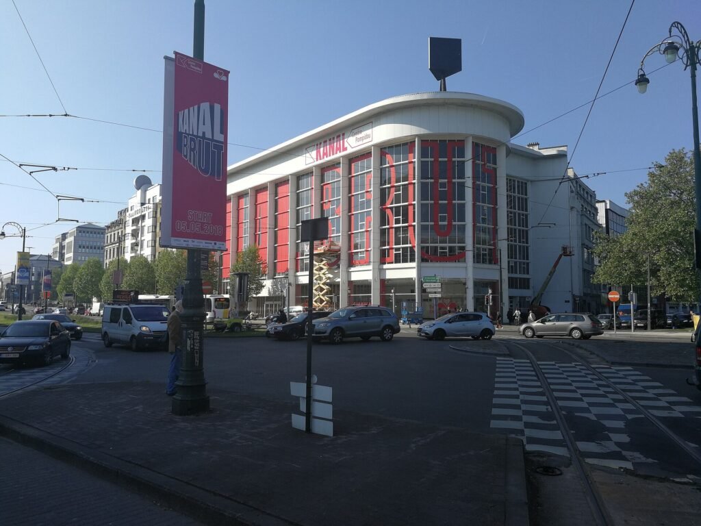 L’ancien garage Citroën de la place de l’Yser, futur musée Kanal-Centre Pompidou à Bruxelles